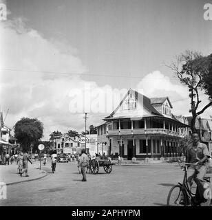 Voyage au Suriname et aux Antilles néerlandaises Description: La Société au coin de la Domineestraat et Spanhoek à Paramaribo Date: 1947 lieu: Paramaribo, Suriname mots clés: Bâtiments, images de rues Banque D'Images