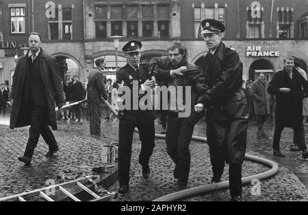 De Socialist Youth a jeté un pot de peinture rouge contre le Monument sur le Dam Date: 1 mai 1969 lieu: Amsterdam, Noord-Holland mots clés: Policiers Banque D'Images