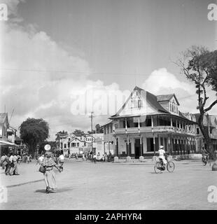 Voyage au Suriname et aux Antilles néerlandaises Description: La Société au coin de la Domineestraat et Spanhoek à Paramaribo Date: 1947 lieu: Paramaribo, Suriname mots clés: Bâtiments, images de rues Banque D'Images