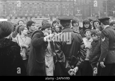 De Socialist Youth a jeté un pot de peinture rouge contre le Monument sur le Dam Date: 1 mai 1969 lieu: Amsterdam, Noord-Holland mots clés: Policiers Banque D'Images