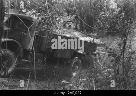 Palembangs Description: Le pont ferroviaire au-dessus du Lematang sur la section Mura Enim-Lahat a été complètement détruit. De Genie a restauré un pont soufflé, mais l'allée est encore un peu raide Date: 26 juillet 1947 lieu: Indonésie, Hollandais East Indies, Sumatra Banque D'Images