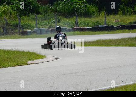 Florianopolis - Brésil, 9 février 2019: Vue latérale du pilote de Go-kart sur piste de course le jour ensoleillé. Le karting est un sport automobile largement pratiqué WO Banque D'Images