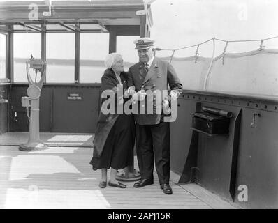 Voyage en mer avec Mme Johan van Oldenbarnevelt en Norvège Description: L'acteur Esther de Boer-van Rijk et capitaine Julsing sur le pont Annotation: L'acteur Esther de Boer-van Rijk est devenu connu par son rôle de Kneertje dans le jeu de Herman Heijermans Dans l'espoir de bénédiction Date: 1933 lieu: Norvège mots clés: Acteurs, ponts, croisières, bateaux de croisière, coiffures, capitaines, navires à passagers, voyageurs, navires, tourisme, uniformes, femmes, marins Nom personnel: Boer-van Rijk, Esther de , Heijermans, Herman, Julsing, [...] Banque D'Images