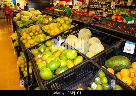 Puerto Limon, Costa Rica - 8 décembre 2019: Les fruits en vente sur le marché à Puerto Limon, Costa Rica, le 8 décembre 2019 Banque D'Images