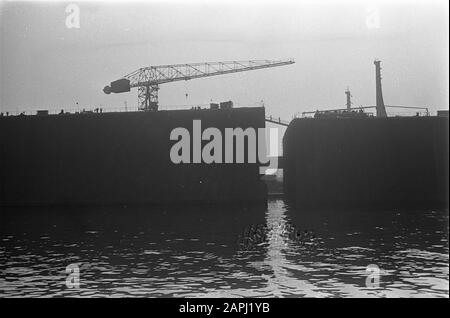 Construction du camion-citerne Mammoet Melania, de deux parties distinctes à la NDSM Description: Les deux parties sont successivement Date: 9 septembre 1968 lieu: Amsterdam, Noord-Holland mots clés: Construction navale, pétroliers Nom de l'institution: NDSM Banque D'Images