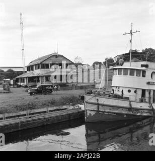 Voyage au Suriname et aux Antilles néerlandaises Description: Le ferry Paramaribo à Moengo avec en arrière-plan le bureau du commissaire de district, également poste de police Date: 1947 lieu: Moengo, Suriname mots clés: Services gouvernementaux, police, ferries Banque D'Images