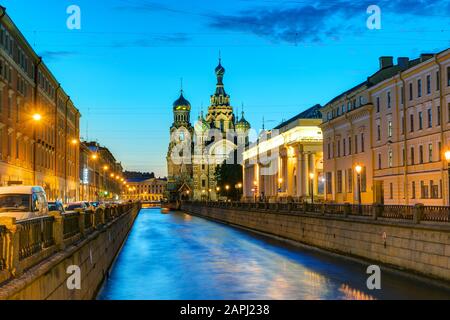 Canal de Griboyedov avec Église du Sauveur sur le sang Renversé lors de la nuit blanche à Saint-Pétersbourg, en Russie Banque D'Images