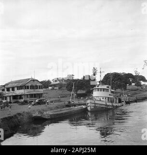 Voyage au Suriname et aux Antilles néerlandaises Description: Le ferry Paramaribo à Moengo avec en arrière-plan le bureau du commissaire de district, également poste de police Date: 1947 lieu: Moengo, Suriname mots clés: Services gouvernementaux, police, ferries Banque D'Images