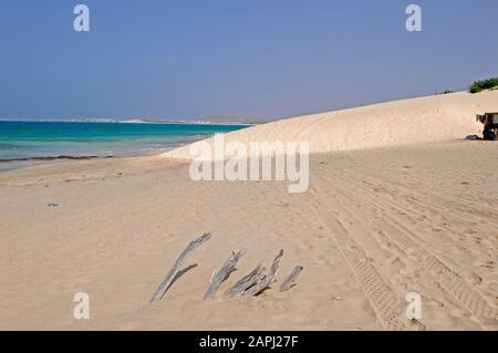 Dune de sable et des stands de souvenirs sur Praia da Cedo Boa Vista Cabo Verde Banque D'Images