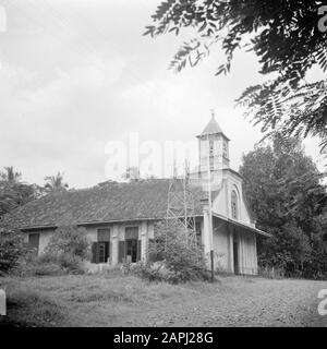 Volontaires de guerre à Malaca et en Indonésie Description: L'église détruite de Depok. L'horloge dans le clocher est manquante Annotation: Le village chrétien de Depok a été détruit et pillé par des extrémistes indonésiens en 1945 [éd.] Publié dans "Guys van de" avec la légende: L'église profanée, l'horloge volée Date: 11 avril 1946 lieu: Depok, Indonésie, Java, Hollandais East Indies Mots Clés : Églises Banque D'Images