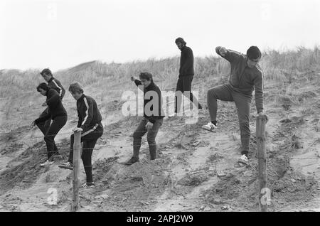 Entraînement d'Ajax dans les dunes et sur la plage près de Wassenaar en préparation du match contre Arsenal Description: Les joueurs de football courent sur une dune Date: 14 avril 1970 lieu: Wassenaar, Zuid-Holland mots clés: Sport, football Banque D'Images