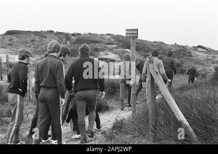 Formation d'Ajax dans les dunes et sur la plage près de Wassenaar en préparation pour le match contre Arsenal Description: Les footballeurs font une marche de dune Date: 14 avril 1970 lieu: Wassenaar, Zuid-Holland mots clés: Sport, football Banque D'Images