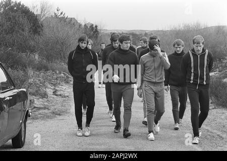 Formation d'Ajax dans les dunes et sur la plage près de Wassenaar en préparation pour le match contre Arsenal Description: Les footballeurs font une marche de dune Date: 14 avril 1970 lieu: Wassenaar, Zuid-Holland mots clés: Sport, football Banque D'Images