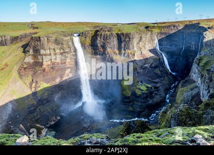 Vue sur le paysage de la chute d'eau Haifoss en Islande. Contexte du concept nature et aventure. Banque D'Images