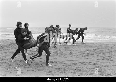 Formation d'Ajax dans les dunes et sur la plage près de Wassenaar en préparation du match contre Arsenal Description: Les joueurs de football s'entraînent sur la plage Date: 14 avril 1970 lieu: Wassenaar, Zuid-Holland mots clés: Sport, plages, football Banque D'Images