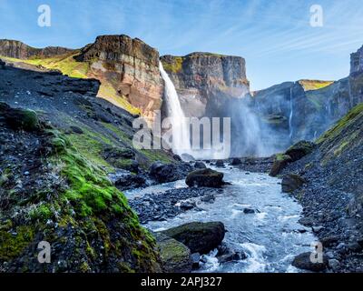 Vue sur le paysage de la chute d'eau Haifoss en Islande. Contexte du concept nature et aventure. Banque D'Images