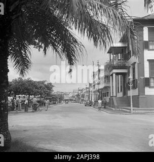 Voyage au Suriname et aux Antilles néerlandaises Description: De Waterkant à Paramaribo. A droite la "Corner House" sur nr. 2 Date: 1947 lieu: Paramaribo, Suriname mots clés: Street images, maisons Banque D'Images