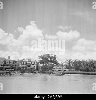 Voyage au Suriname et aux Antilles néerlandaises Description: De Waterkant et fort Zeelandia à Paramaribo vu de l'autre côté de la rivière Suriname. Au milieu de la "Corner House" à nr. 2 Waterkant Date: 1947 lieu: Paramaribo, Suriname mots clés: Rivières, sculptures de ville, fortifications Banque D'Images