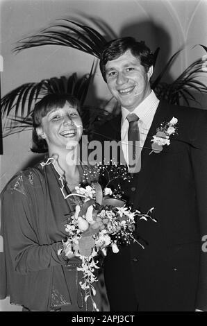 Mariage de ton Buunk et Vera Renema Description: Le joueur de water-polo ton Buunk est marié à Vera Renema Date: 14 décembre 1979 lieu: Amsterdam/Noord-Holland mots clés: Fleurs, grooms, brides, mariages, water-polo Nom personnel: Buunk, ton, Renema, Vera Banque D'Images