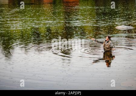 Pêcheur utilisant la pêche à la mouche de la tige dans la rivière matin debout dans l'eau Banque D'Images