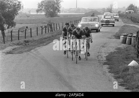 Club Championships cyclisme à Wijk bij Duurstede Description: L'équipe gagnante d'Amsterdam: Karstens, Zoet en Kloosterman Date: 28 septembre 1966 lieu: Utrecht, Wijk bij Duurstede mots clés: Sport, cyclisme Banque D'Images