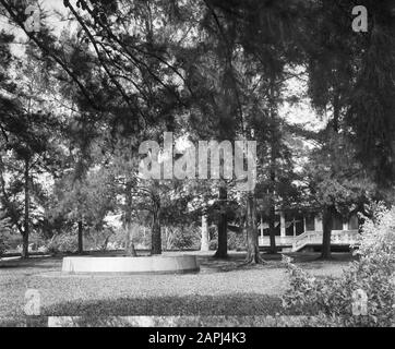 Voyage au Suriname et aux Antilles néerlandaises Description: La maison de l'ir. J.R. de Greve, le directeur du Surinamese Bauxiet Maatschappij, à Moengo, 'Casa Blanca'. Date: 1947 lieu: Moengo, Suriname mots clés: Habitations Nom personnel: Greve, J.R. de Banque D'Images