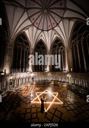 Le chancelier de Canon Christopher Collingwood aide à éclairer six cents bougies en forme d'étoile de David, à la mémoire de plus de 6 millions de Juifs assassinés par les nazis pendant la seconde Guerre mondiale, dans la Maison du Chapitre à York Minster à York, Partie de la commémoration de York MinsterÕs pour la Journée internationale de l'Holocauste. Banque D'Images