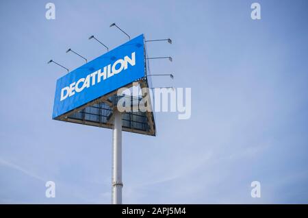 Le poteau de signe de Decathlon sur le ciel bleu. Marque plus de 1500 magasins d'articles de sport dans le monde entier Banque D'Images