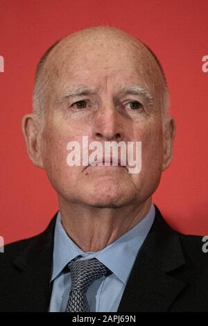 Washington, États-Unis. 23 janvier 2020. Président exécutif, bulletin des Scientifiques atomiques; ancien gouverneur de l'État de Californie Jerry Brown, parle à un groupe d'experts sur l'horloge Doomsday au National Press Club à Washington, DC, le jeudi 23 janvier 2020. Le bulletin des Scientifiques atomiques cite l'aggravation de la menace nucléaire, le manque d'action climatique et la montée de la campagne de désinformation cybernétique dans le déplacement de l'horloge du doomsday à 100 secondes avant minuit. Photo de Ken Cedeno/UPI crédit: UPI/Alay Live News Banque D'Images