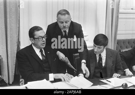 Débat deuxième chambre sur la libération Trois van Breda, Biesheuvel, Berkhouwer (VVD), Van Agt Date: 29 février 1972 mots clés: Débats, communiqués Nom personnel: Berkhouwer, Trois Van Breda Nom de l'institution: Maison Banque D'Images