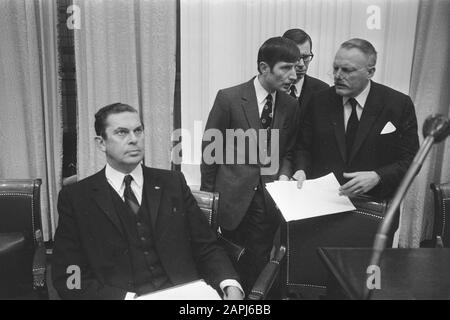 Débat deuxième chambre sur la libération Trois van Breda, Biesheuvel, Van Agt, Berkhouwer (VVD) Date: 29 février 1972 mots clés: Débats, communiqués Nom personnel: Berkhouwer, Trois Van Breda Nom de l'institution: Maison Banque D'Images