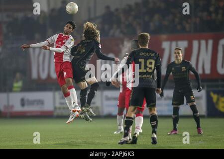 Spakenburg, Pays-Bas. 23 janvier 2020. Spakenburg, 23-01-2020, de Westmaat TOTO KNVB Beker, football néerlandais, saison 2019-2020, IJsselmeervogels joueur Robert Olijfveld, Allez-y le joueur d'aigles Mael Corboz pendant le match crédit: Pro Shots/Alay Live News Banque D'Images