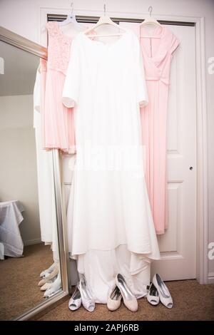 Robes de fête de mariage sur présentation, mariée, bridesmaids Banque D'Images