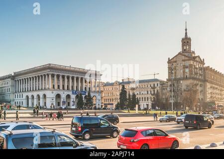 Kiev, Ukraine - 03 janvier 2020: Marcher dans le centre de Kiev, place de l'indépendance, rue Khreshchatyk. Au premier plan se trouve la construction de la fosse Banque D'Images