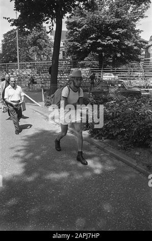 Les 59ème Quatre Jours de Nimègue en 1975 Description: Les participants à leurs propres vêtements de marche sur le chemin Date: 14 juillet 1975 lieu: Gueldre, Nimègue mots clés: Terrasses, visites à pied, sports de randonnée Banque D'Images
