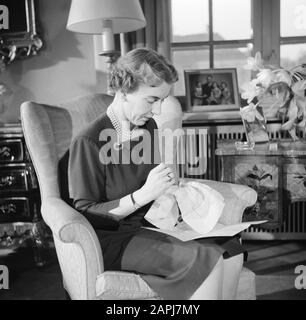 Photos de famille de la famille royale danoise Description: La Reine danoise brodée dans sa résidence au Palais Brockdorff au Palais Amalienborg Date: Mars 1954 lieu: Danemark, Copenhague mots clés: Broderie, etc intérieurs, reines, meubles, palais, chaises Nom personnel: Ingrid (Reine Danemark) Banque D'Images