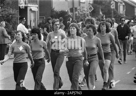 Les 59ème Quatre Jours de Nimègue en 1975 Description: Groupe de participants en route à Valbrug Date: 15 juillet 1975 lieu: Gueldre, Valbrug mots clés: Visites des pieds, randonneurs, randonnée pédestre Banque D'Images
