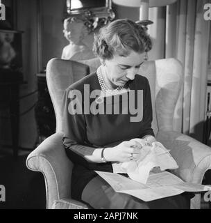 Photos de famille de la famille royale danoise Description: La Reine danoise brodée dans sa résidence au Palais Brockdorff au Palais Amalienborg Date: Mars 1954 lieu: Danemark, Copenhague mots clés: Broderie, etc intérieurs, reines, meubles, palais, chaises Nom personnel: Ingrid (Reine Danemark) Banque D'Images