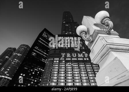 Chicago - mars 2017, il, États-Unis: Le gratte-ciel de la tour Trump la nuit. Bâtiment en hauteur de l'un des gratte-ciel les plus célèbres de la ville de Chicago Banque D'Images