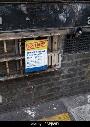 Panneau d'avertissement anti-dumping du Westminster Council, à un coin de rue de Bond Street / South Molton Street dans le West End de Londres Banque D'Images