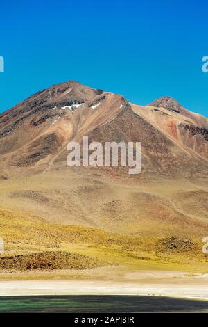 Volcan Miniques au-dessus de Laguna Miscanti à 14 000 pieds dans l'Altiplano chilien, Désert Atacama Banque D'Images