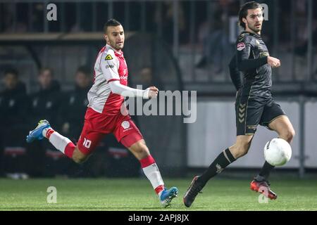 Spakenburg, Pays-Bas. 23 janvier 2020. Spakenburg, 23-01-2020, de Westmaat TOTO KNVB Beker, football néerlandais, saison 2019-2020, IJsselmeervogels joueur Ahmed el Azzouti, Va de l'avant aigles joueur Gino Bosz pendant le match crédit: Pro Shouts/Alay Live News Banque D'Images