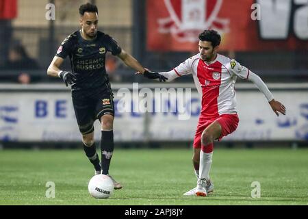 Spakenburg, Pays-Bas. 23 janvier 2020. Spakenburg, 23-01-2020, de Westmaat TOTO KNVB Beker, football néerlandais, saison 2019-2020, Allez-y le joueur d'aigles Elso Brito, IJsselmeervogels joueur Achraf Nejmi pendant le match crédit: Pro Shots/Alay Live News Banque D'Images