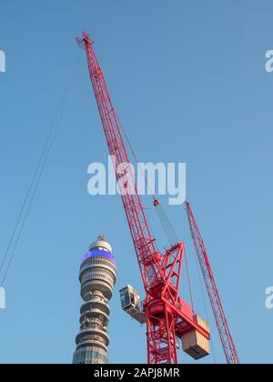 Grue de tour rouge et tour de poste contre le ciel bleu au soleil de printemps. Métaphore activité de construction de Londres, nouvelles constructions, visite de Londres. Banque D'Images