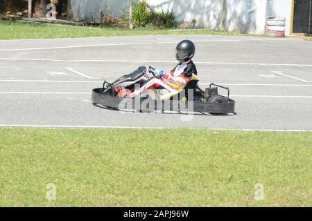 Florianopolis - Brésil, 9 février 2019: Vue latérale du pilote de Go-kart sur piste de course le jour ensoleillé. Le karting est un sport automobile largement pratiqué WO Banque D'Images