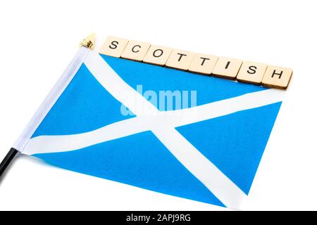 Le drapeau national de l'Ecosse, le Saltaire ou la croix de St Andrews sur un fond blanc avec un signe de lecture écossais Banque D'Images