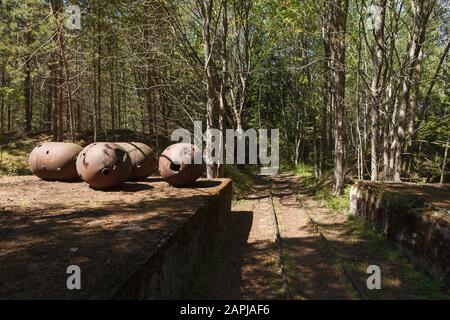 Anciennes mines sous-marines de la seconde Guerre mondiale dans l'ancienne base militaire de l'île de l'URSS. Naissaar, Estonie. Mines rouillées du temps extérieur Banque D'Images