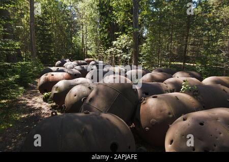 Anciennes mines sous-marines de la seconde Guerre mondiale dans l'ancienne base militaire de l'île de l'URSS. Naissaar, Estonie. Mines rouillées du temps extérieur Banque D'Images