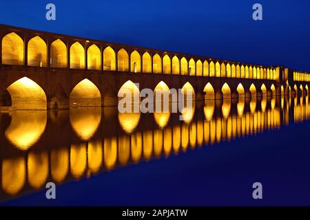 Pont de Siosepol au crépuscule à Isfahan, Iran Banque D'Images