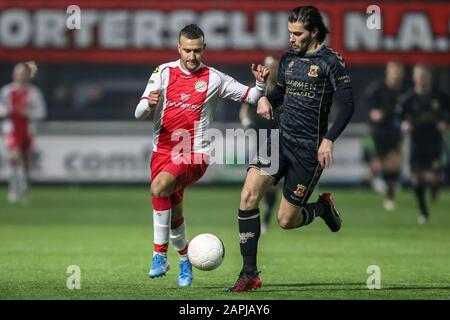 Spakenburg, Pays-Bas. 23 janvier 2020. Spakenburg, 23-01-2020, de Westmaat TOTO KNVB Beker, football néerlandais, saison 2019-2020, IJsselmeervogels joueur Ahmed el Azzouti, Va de l'avant aigles joueur Gino Bosz pendant le match crédit: Pro Shouts/Alay Live News Banque D'Images